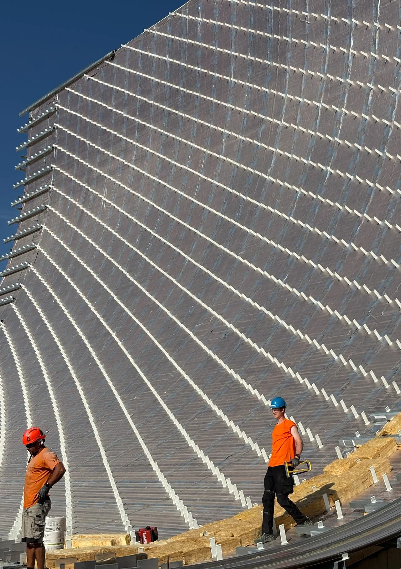 Установка направляющих кронштейнов поверх слоев изоляции. Металлическая сетка позволяет надежно зафиксировать тяжелые каменные плиты под сложным углом наклона. Установка направляющих кронштейнов поверх слоев изоляции. Металлическая сетка позволяет надежно зафиксировать тяжелые каменные плиты под сложным углом наклона.